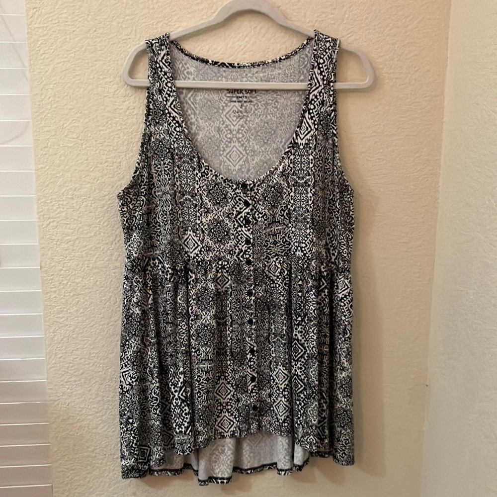 Torrid super soft black & white tank